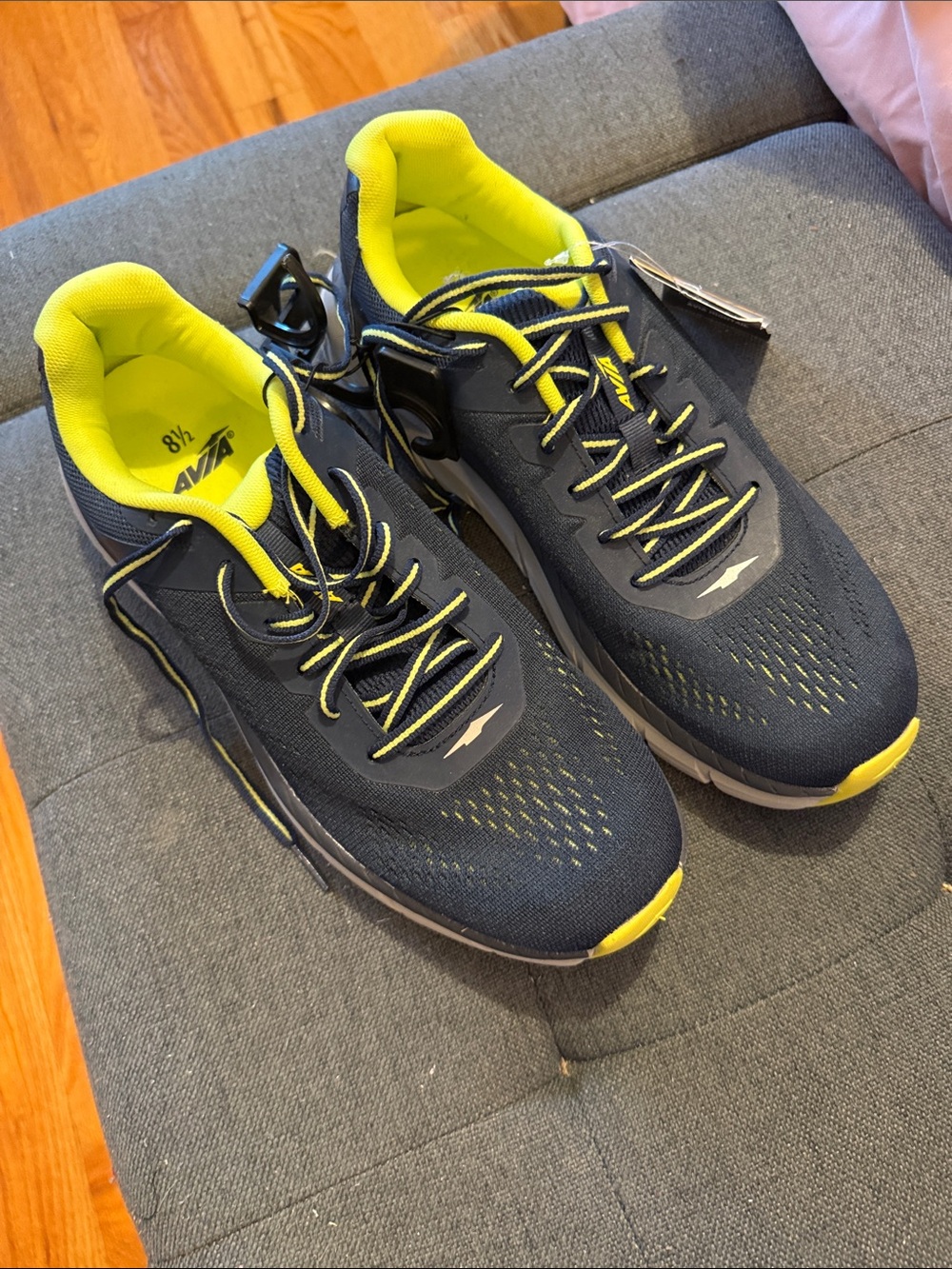 Brand new Avi-Style Men’s Running Shoes in Black and Yellow